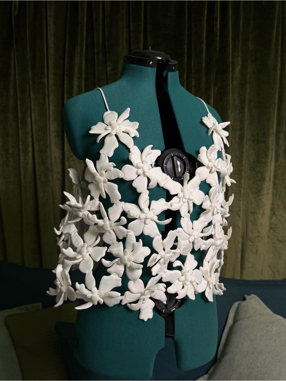 EB Luxe White Floral Appliqué Hair Accessory